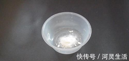 塑料打包盒不要扔, 放在卫生间里有大用处, 能帮家里省下不少钱