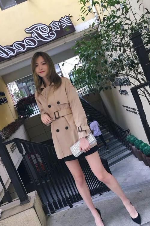 短裙|美女米色风衣短裙叠穿,搭配高跟鞋,展现迷人性感!