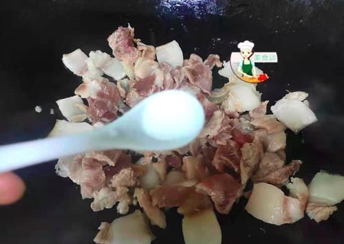 入冬后,最馋这道菜,比回锅肉还香,每回炒一盘,一锅米饭不够吃