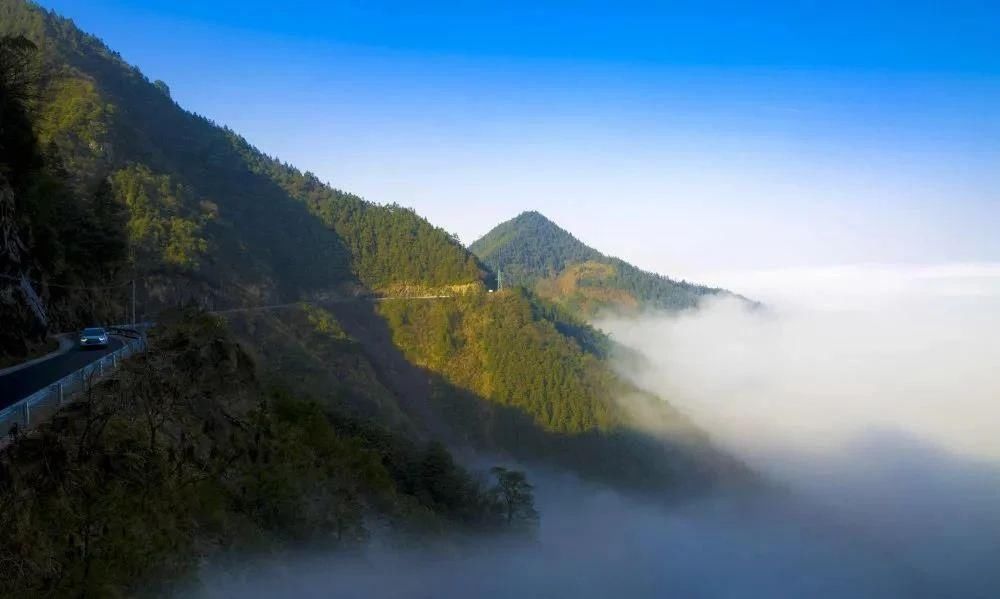 层峦|徽州3条自驾天路，串起了古徽州一半的美景，一路穿丘陵越层峦......