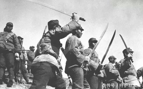 士兵已经|团长被5千日军狂追,危急时刻小兵大喊:全躲开!干趴500日军