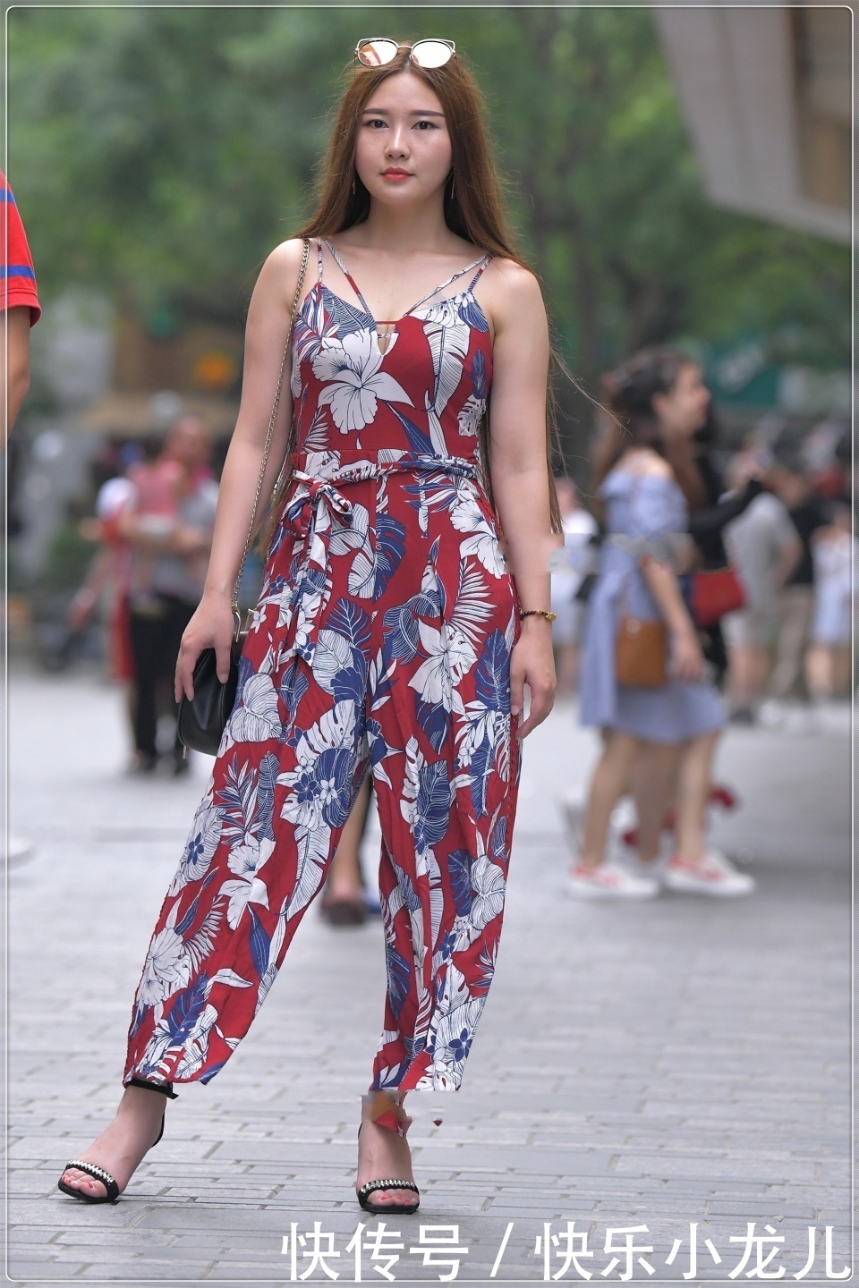 花纹收腰吊带裙,搭配披肩的秀发,彰显出与众不同的美