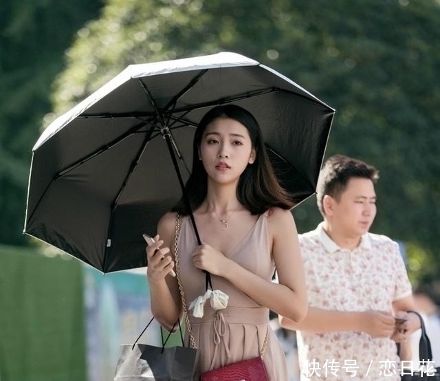高跟鞋|路人街拍,美女黑色丝袜搭配经典的黑色高跟鞋,非常吸睛