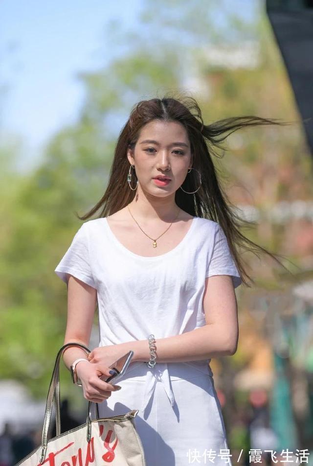 穿搭|想要穿出大长腿？可以试试高腰白色阔腿裤，搭配体恤时尚又甜美