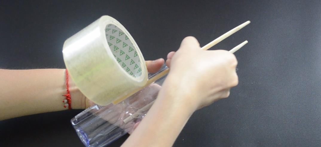 塑料瓶上绑2根筷子, 这个作用太棒了, 解决了很多家庭的烦恼