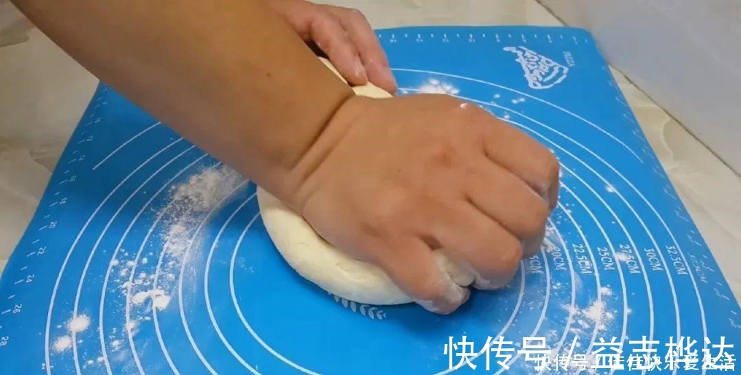 面粉别蒸馒头了,加2个鸡蛋,个个蓬松暄软,比面包简单好吃