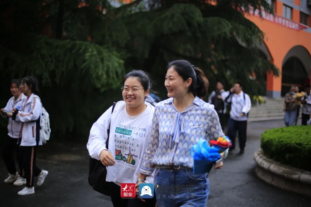 日照实验高中|刚刚！日照高考雨中结束！他第一个冲了出来！这些感动瞬间......