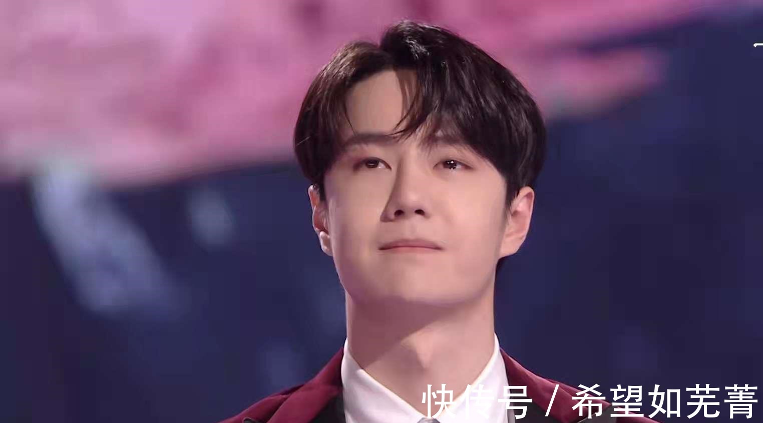 2022开年不顺,脸肿发胖致脱粉还有“眯眯眼”动作,王一博怎么了