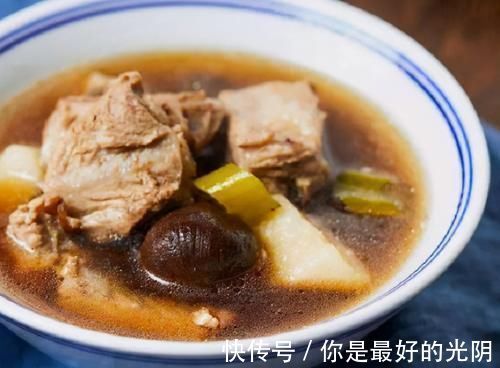 炖排骨汤|炖排骨时,千万别先下锅焯水,学会这2招,排骨鲜嫩无腥味!