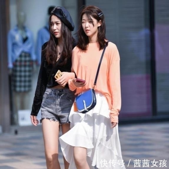 街拍美女:身材曼妙的小姐姐,紧身牛仔裤穿搭,洋气十足!