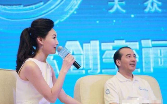  主持|她是央视当红主持人，戴假发主持13年，摘下头套一瞬间惊艳众人