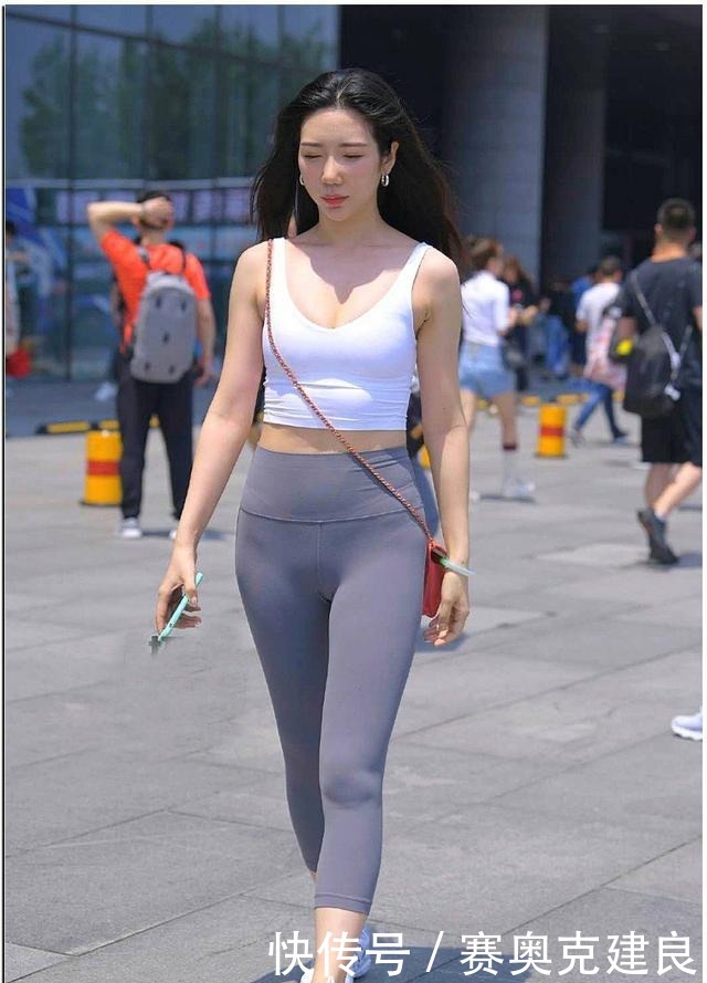 搭配|街拍:运动系小姐姐穿灰色弹力裤,搭配白色背心,浑身散发着活力