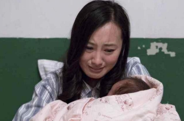 大花脸|产后抑郁多可怕?妈妈用剪刀把孩子划成“大花脸”,现恢复得很好