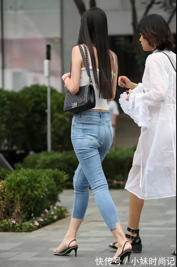 牛仔裤 街拍路人,自裁七分牛仔裤穿搭参考,旧款也可以变得时尚潮流