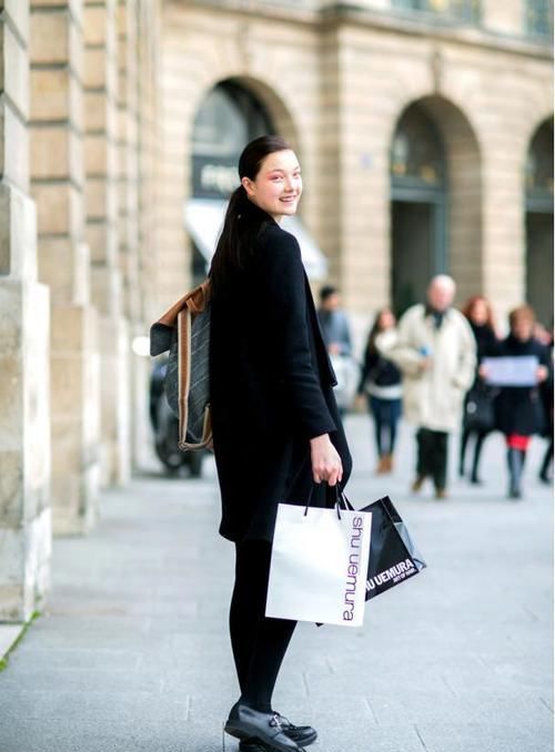 找回童年的天真无邪,背双肩包出门就对了,实用又时髦