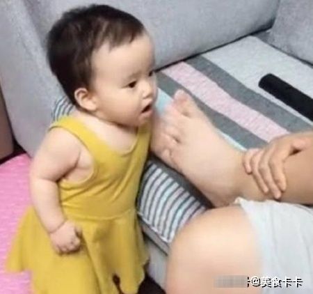 女儿|爸爸实力坑娃,让女儿闻自己的臭脚,女儿听话照做,结果怀疑人生