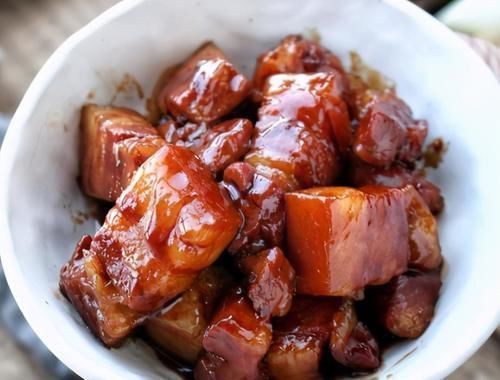 家常|红烧肉的家常做法，不用焯水也不炒糖色，肥而不腻入口化