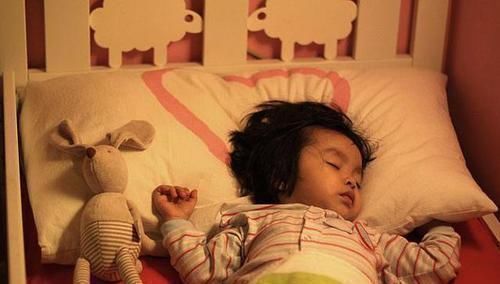 宝宝|宝爸陪娃午睡,醒后发现孩子的小脚丫“凉了”,连忙去探宝宝呼吸