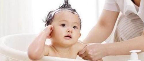 家里“独苗”降生后,爷爷与姥爷凝视半个小时,网友这是照片吧