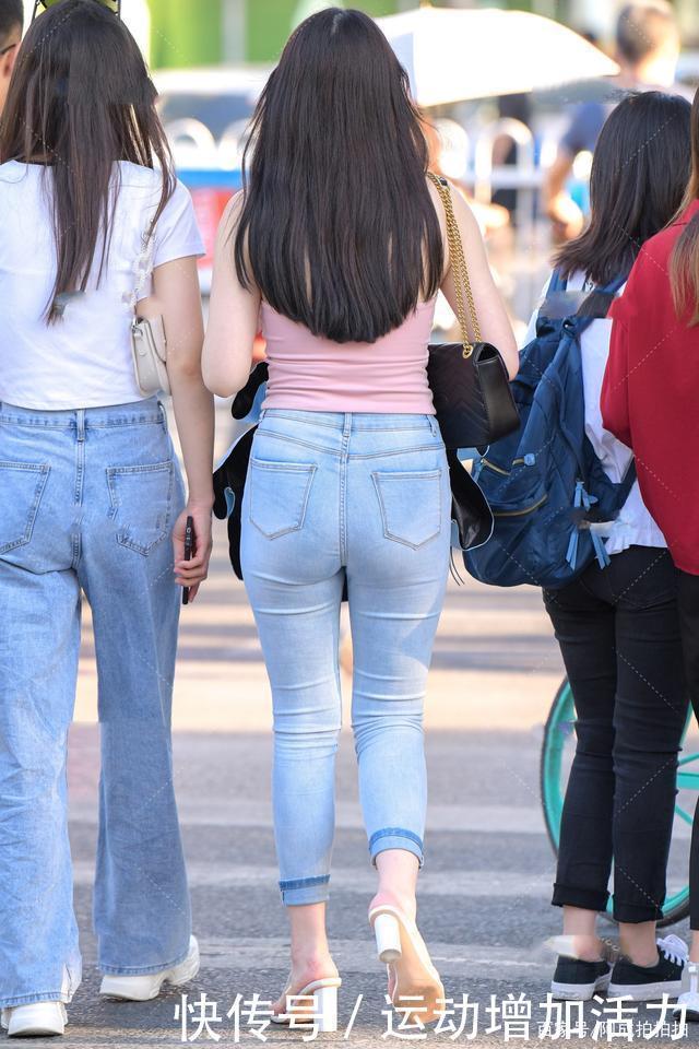 甜美粉色小背心,穿出时装特效,散发可爱气质