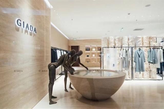 内藏意大利许愿池 奢侈品店走起概念风 演员陈数现身观秀