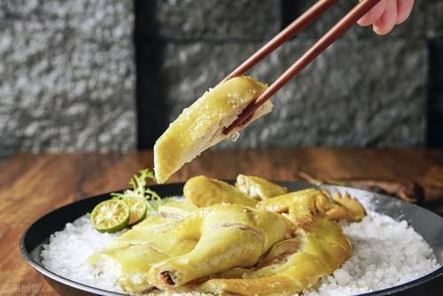 做法|粤菜看家美食盐焗鸡，做法简单，自己在家轻松做，超下饭不够吃