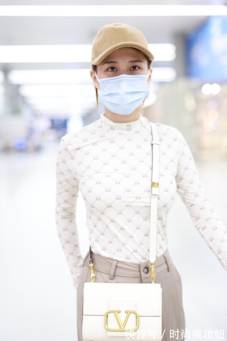 高级感|何超莲不愧是“真名媛”,打底衫配阔腿裤穿出高级感,气质绝了