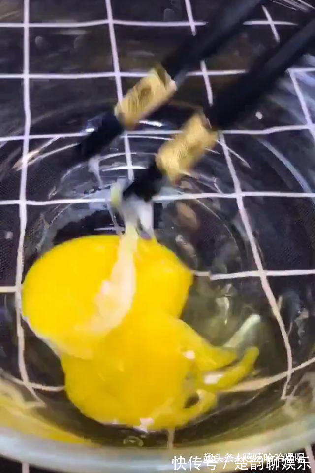 简单美味又不失仪式感,适合崇尚“极简”的你,老干妈拌饭!