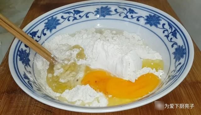 椰蓉酥|2个鸡蛋，半斤面粉，不蒸馒头不烙饼，酥到掉渣，看着就流口水了