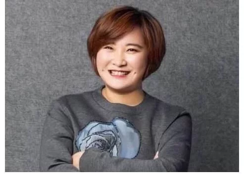 贾玲与冯巩罕同框!欢乐互动破不合传闻,后者曾带其赚够十年房租插图3 贾玲与冯巩罕同框!欢乐互动破不合传闻,后者曾带其赚够十年房租插图3