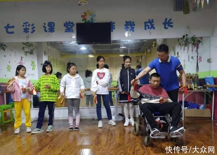 孩子|18年陪伴，撑起脑瘫孩子读书梦