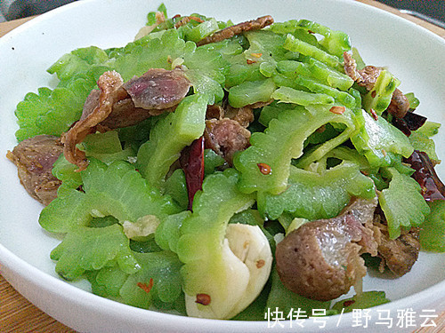 苦瓜新花样吃法，和此物一炒，才上桌全家抢着吃，比苦瓜炒鸡蛋香