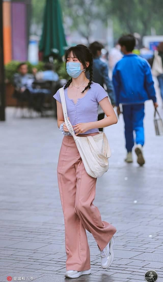 街拍大多数女孩子都喜欢的穿搭,时尚达人教你怎样搭配出大长腿