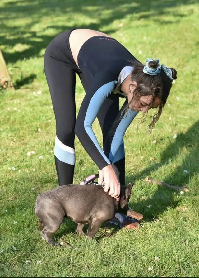 紧身衣|乔治亚·哈里森遛狗,身着蓝色紧身衣,哪吒发型超减龄