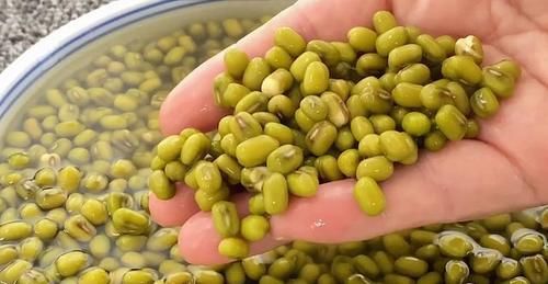 白糖|夏天多吃绿豆，教你一个做法，加2个鸡蛋进去，出锅香甜又暄软