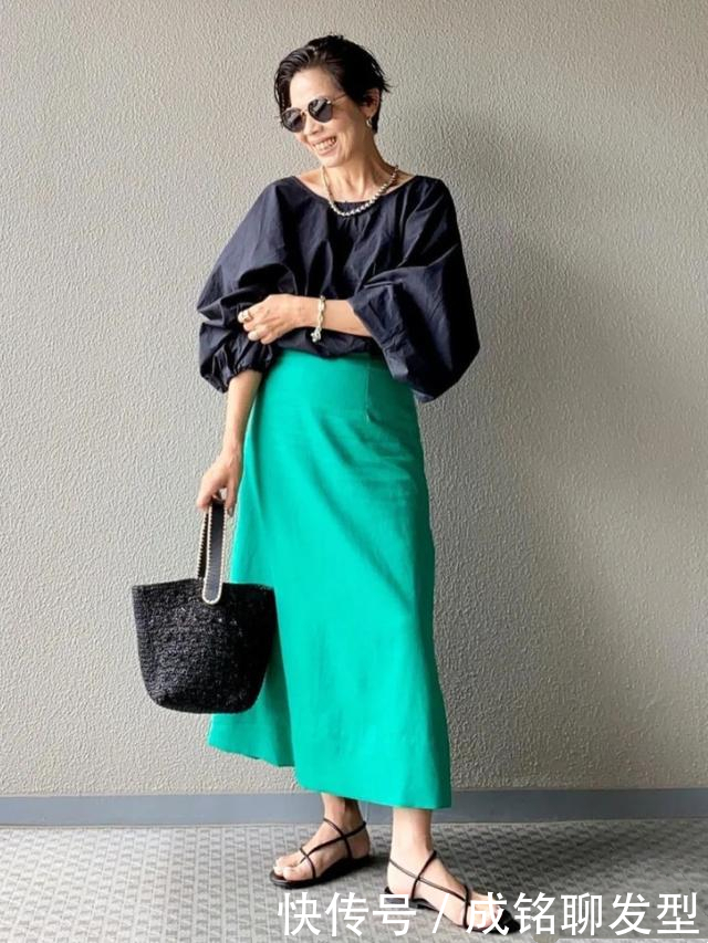 这才是老年人该有的装扮,60岁阿姨的减龄穿搭,展现别样的美感