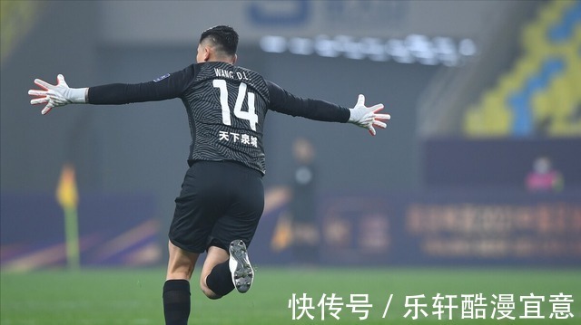 海港|山东泰山勇夺双冠王的背后,明面是郝伟换人的神奇,实则另有其因