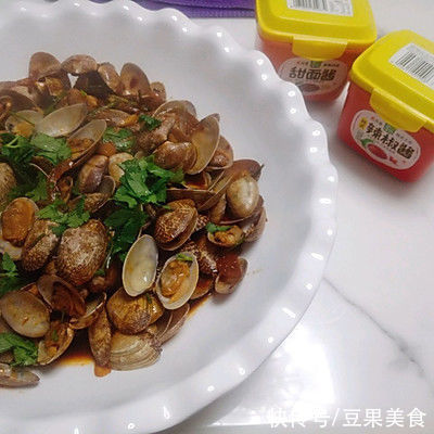 #暖冬酱在手,嗨吃部队锅#酱香花蛤