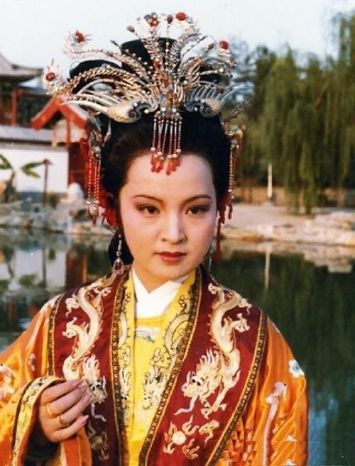 一人|红楼梦:贾府里先后走出三个王妃,为何没一人能挽救贾府?