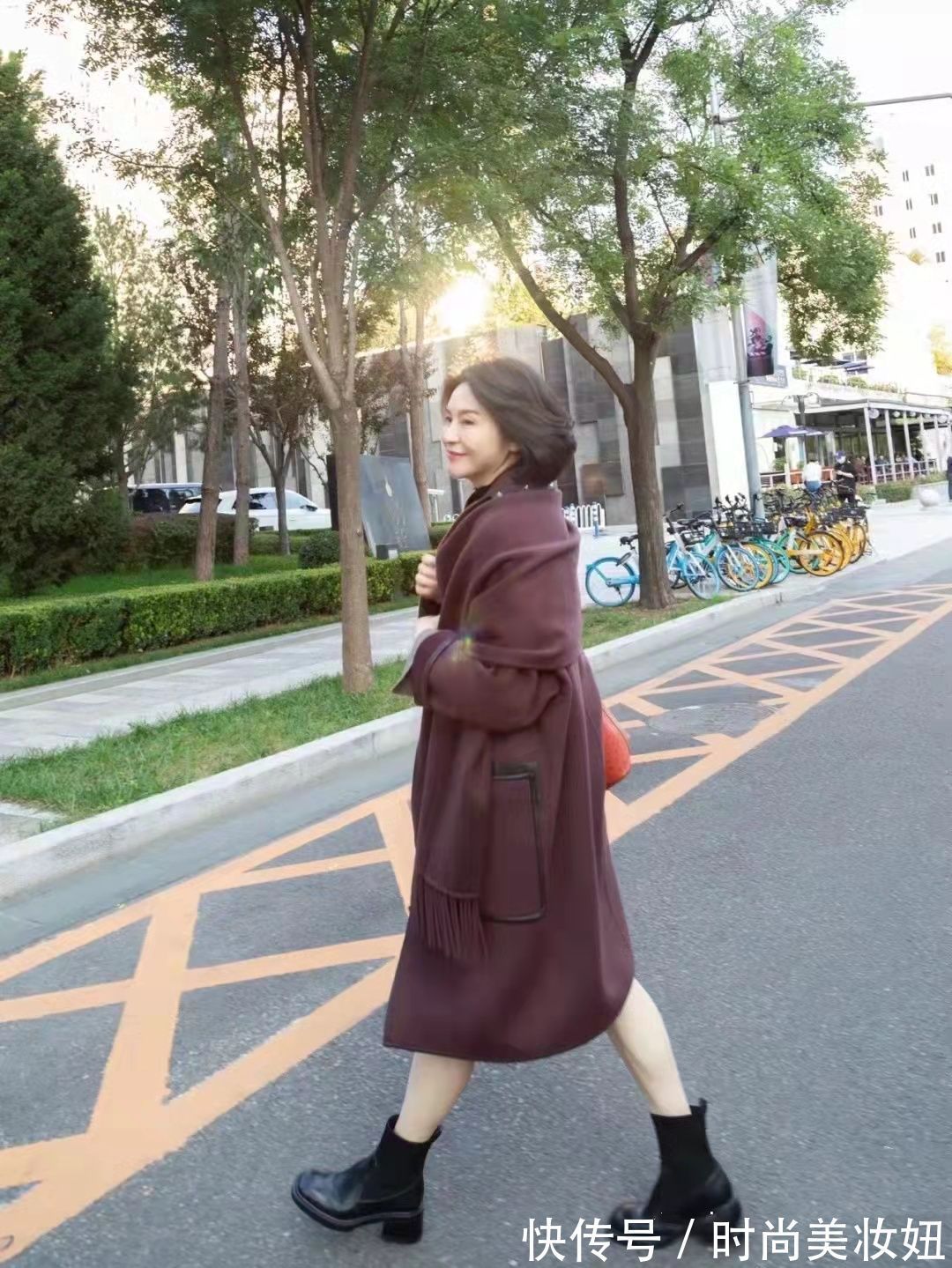 露腿|50岁女人可以露腿吗?看看素人博主的穿搭,不仅高级还减龄