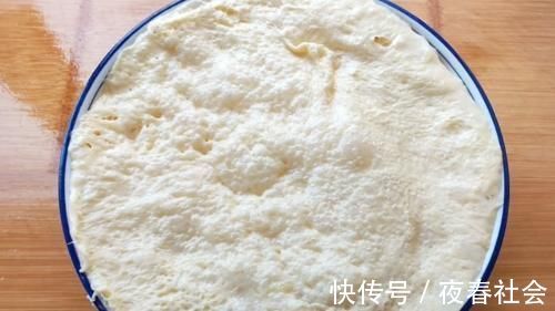 蛋黄液|免揉面包懒人做法，不用揉面，不揉手套膜，出炉柔软又拉丝，真香