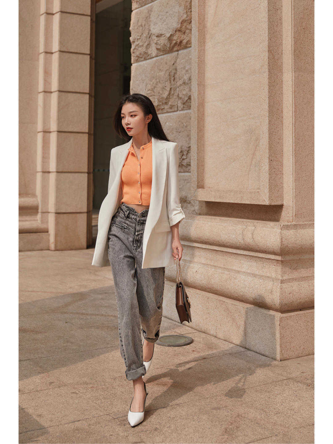 帆布鞋|小个子女生入秋就这么穿,蓝色衬衫搭高腰裤又飒又美,显高又显瘦