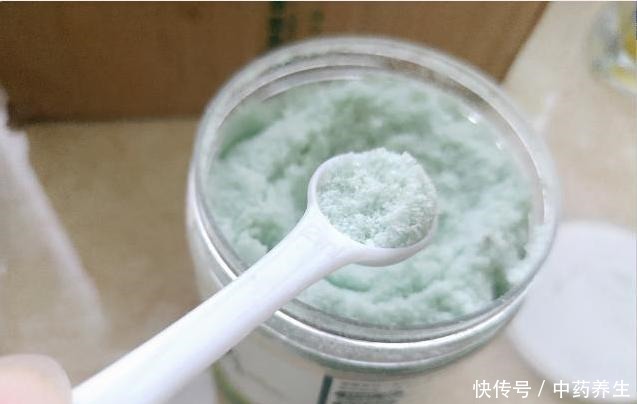 春节前养“君子兰”最关键,2种“肥料”撒盆里,呼呼冒花箭!