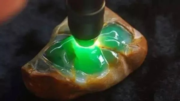 在翡翠界,有一个很好玩儿的事儿便是翡翠翡翠赌石