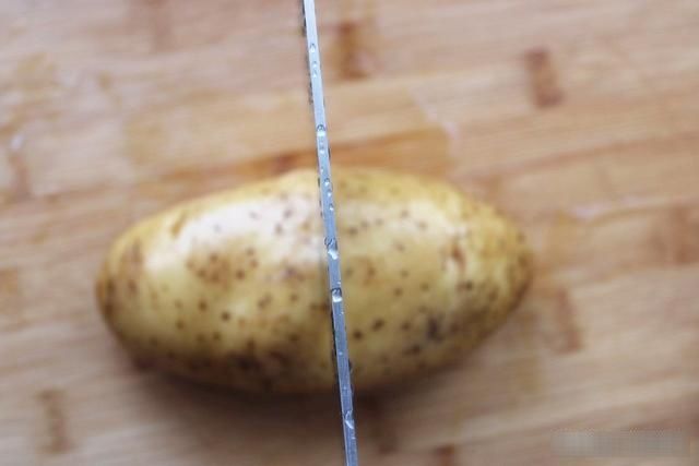 土豆去皮原来这么简单，大厨教您一招，一拉就开，再也不用削皮了