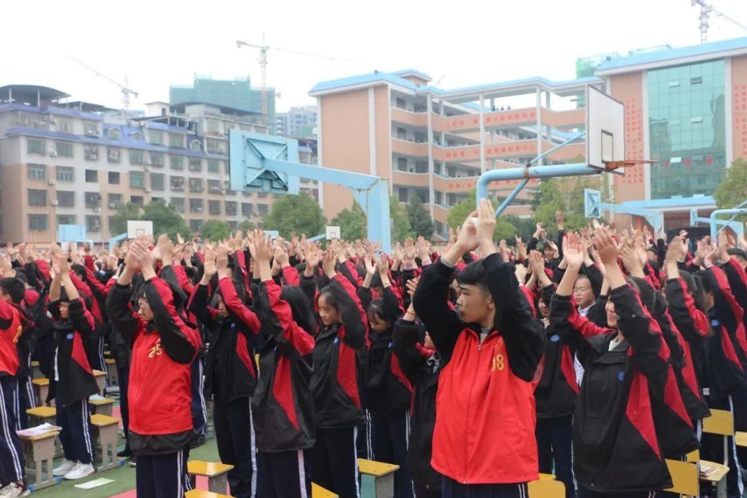 我校高中部举行月考颁奖暨励志专题演讲报告会|挑战高考极限，绽放精彩人生| 绽放