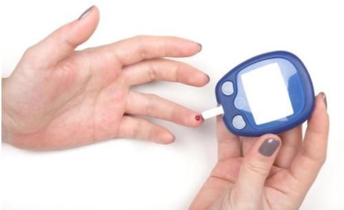 血糖过高|血糖过高，手脚告知？医生：若手脚出现3种异样，占一个值得注意