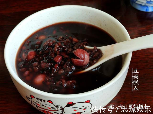 女人要学会爱自己，5种养颜补气血的粥，记得每周喝2碗