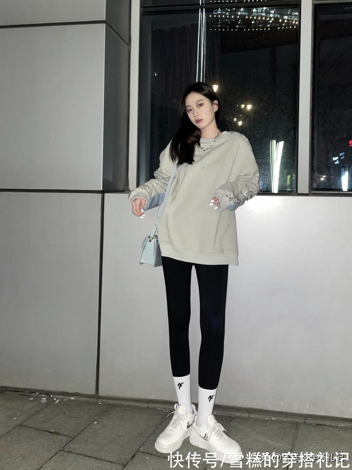 短靴 扔掉阔腿裤吧!今年流行穿“鲨鱼裤”,配上短靴、老爹鞋太时髦了