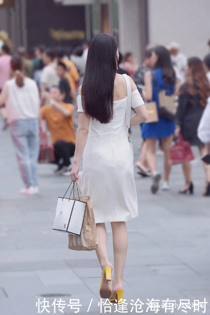 我估计在坐的大部分男士，对这样的微胖美女毫无抵抗力吧，包括我